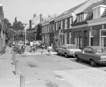 884238 Gezicht in de Wagendwarsstraat te Utrecht, met rechts de panden Wagendwarsstraat 36-lager, met enkele op straat ...